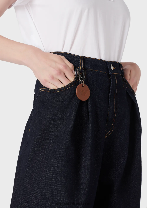 moterys tamsiai mėlyna Armani j97 džinsai su godet klostėmis iš minkšto komforto džinsinio audinio 02482X2759