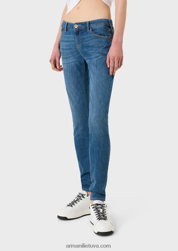 moterys vidutinio mėlynumo Armani J23 vidutinio aukščio itin siauri džinsai iš elastingo tencel džinsinio audinio 02482X2748
