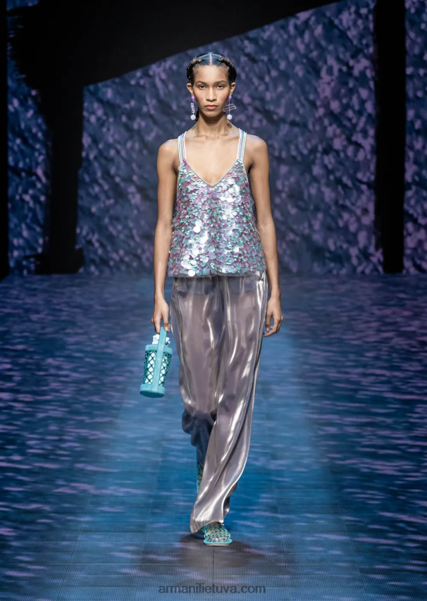 moterysArmani viršus su įvairaus dydžio įvairiaspalviais blizgučiais 02482X394