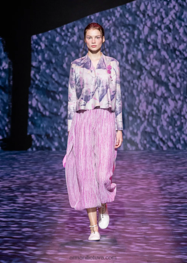 moterys daugiaspalvis Armani ožkos zomšos striukė su mikro perforacijomis ir akvarele 02482X235