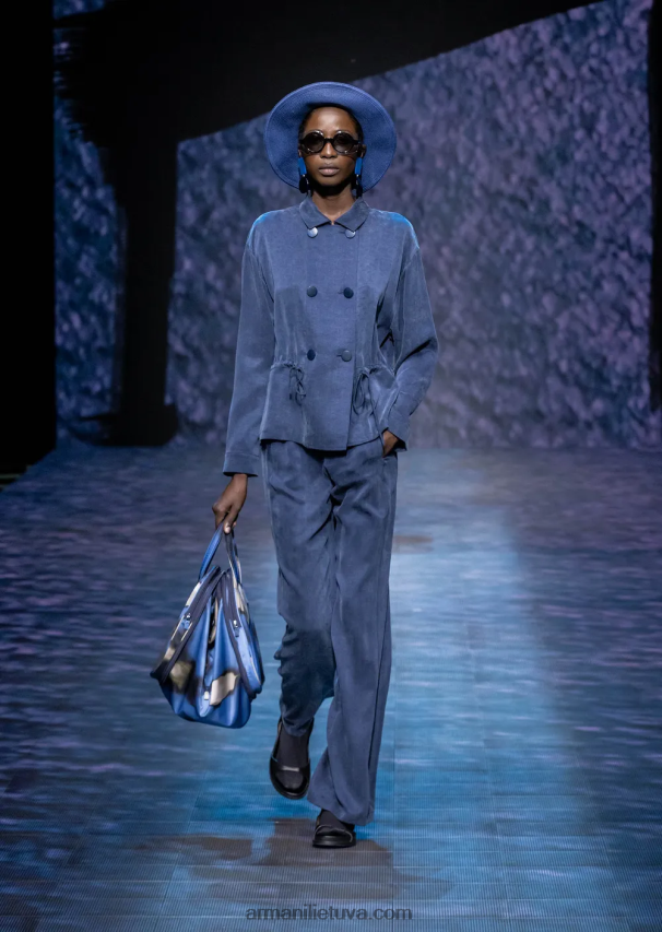 moterysArmani išskalbta vario striukė su sagomis ir raišteliu 02482X2741