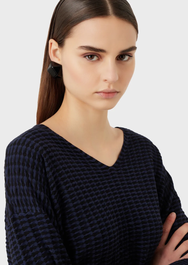 moterysArmani V formos kaklo megztinis iš 3d efekto dviejų atspalvių audinio 02482X193