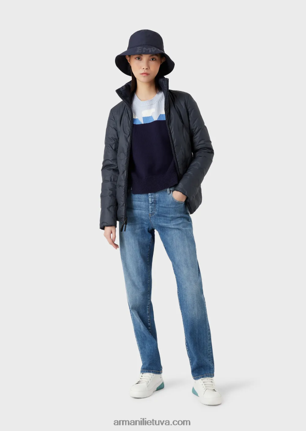 moterys tamsiai mėlyna Armani vandeniui atstumianti apverčiama nailoninė pūkinė striukė su perdirbtais pūkais 02482X239