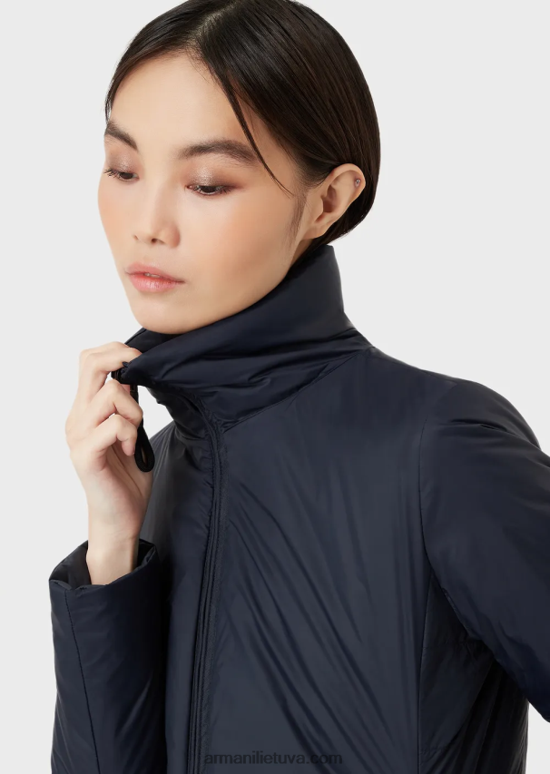 moterys tamsiai mėlyna Armani vandeniui atstumianti apverčiama nailoninė pūkinė striukė su perdirbtais pūkais 02482X239