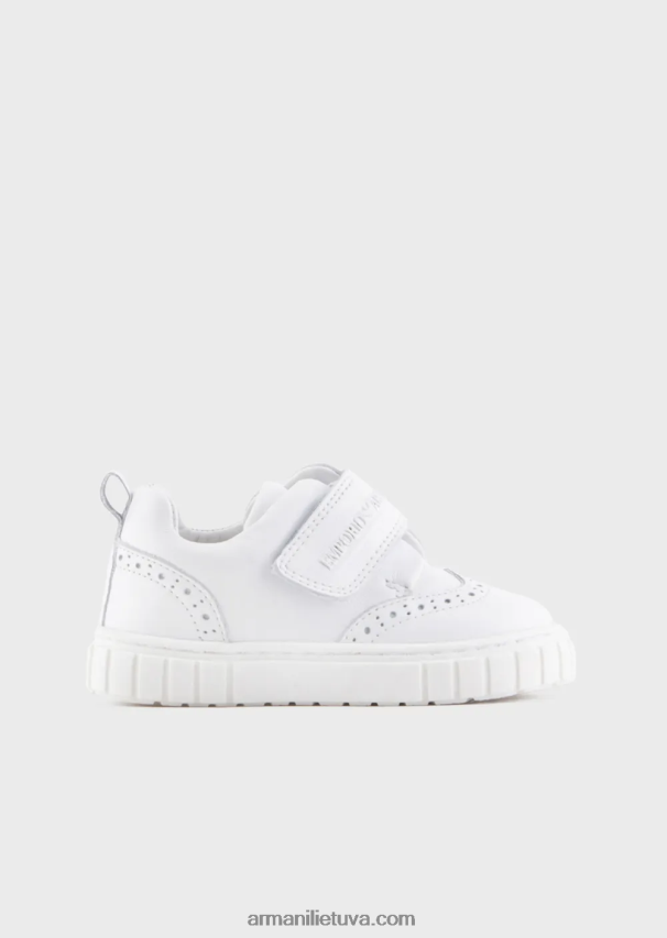 berniukas baltas Armani minkštos odos sportbačiai su sparnų galiukų detale ir lipduku 02482X2683