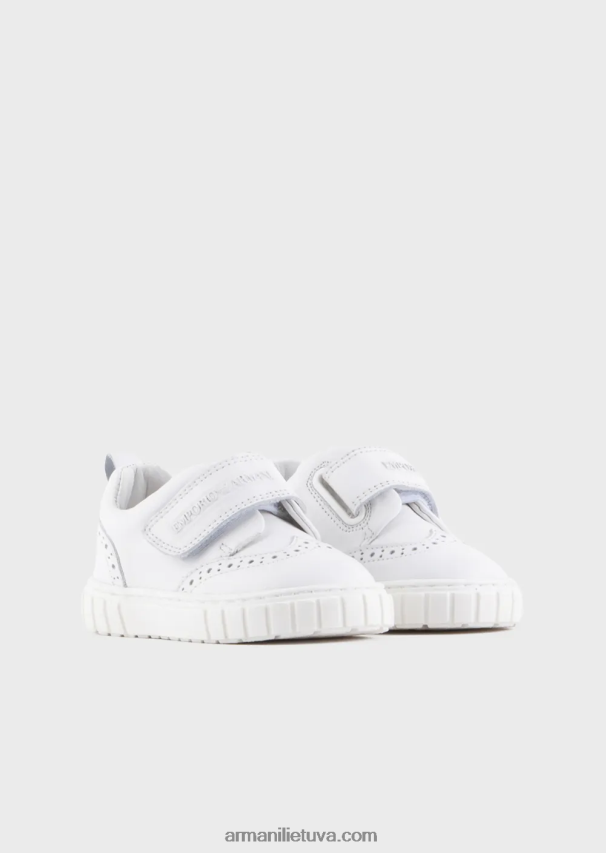 berniukas baltas Armani minkštos odos sportbačiai su sparnų galiukų detale ir lipduku 02482X2683