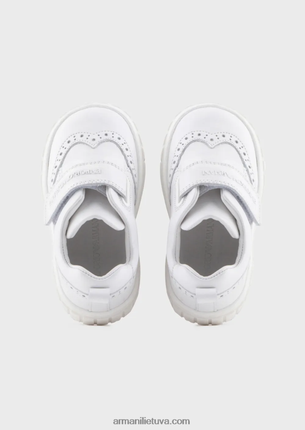 berniukas baltas Armani minkštos odos sportbačiai su sparnų galiukų detale ir lipduku 02482X2683