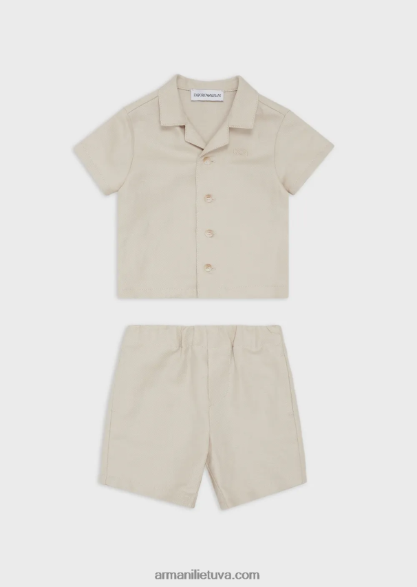 berniukas smėlio spalvos Armani rinkinys, kurį sudaro lininiai šortai ir marškiniai 02482X2696