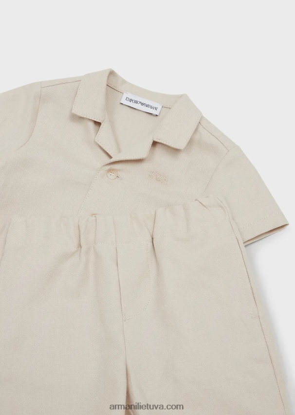 berniukas smėlio spalvos Armani rinkinys, kurį sudaro lininiai šortai ir marškiniai 02482X2696