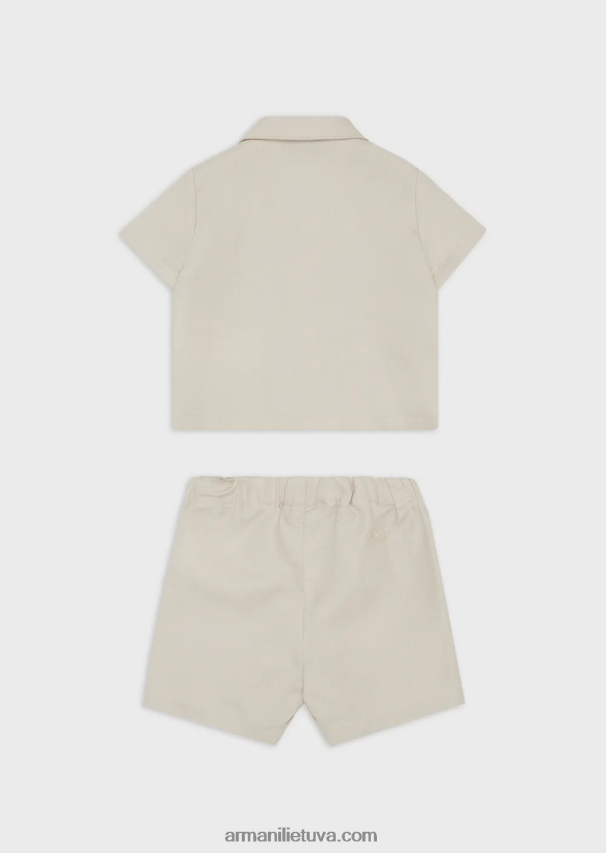 berniukas smėlio spalvos Armani rinkinys, kurį sudaro lininiai šortai ir marškiniai 02482X2696