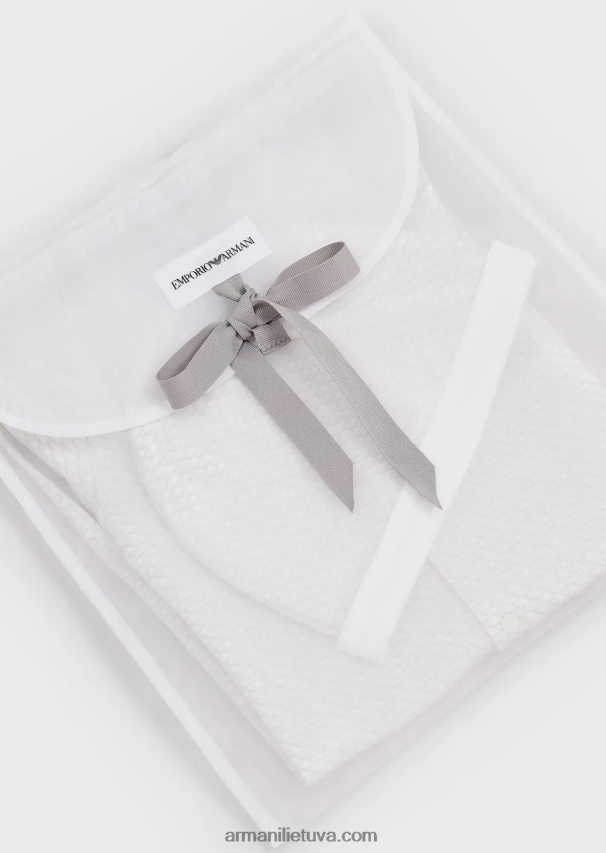 merginaArmani dovanų rinkinys, kurį sudaro op-art erelio bateliai su antkrūtiniu ir kepuraitė 02482X2649