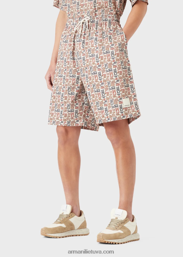 vyrų modelis Armani tvarios kolekcijos ekologinės ruoželinės spalvos dideli šortai su raišteliu su visapusišku raštu 02482X1518