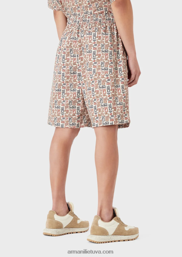 vyrų modelis Armani tvarios kolekcijos ekologinės ruoželinės spalvos dideli šortai su raišteliu su visapusišku raštu 02482X1518