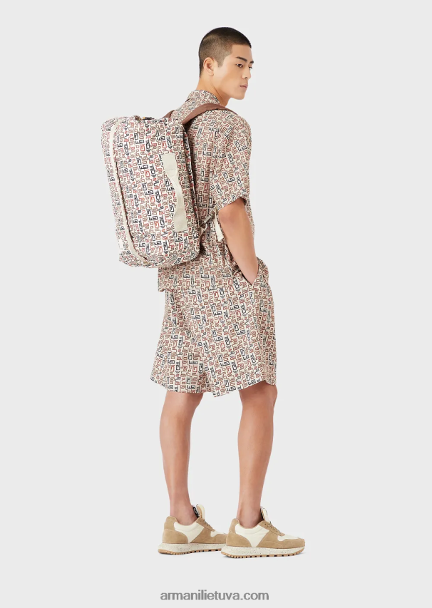 vyrų modelis Armani tvarios kolekcijos ekologinės ruoželinės spalvos dideli šortai su raišteliu su visapusišku raštu 02482X1518