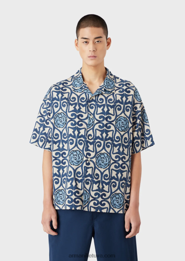 vyrų modelis Armani tvarios kolekcijos ekologiškos muslino spalvos marškiniai trumpomis rankovėmis su raštu 02482X1076