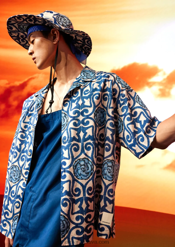 vyrų modelis Armani tvarios kolekcijos ekologiškos muslino spalvos marškiniai trumpomis rankovėmis su raštu 02482X1076