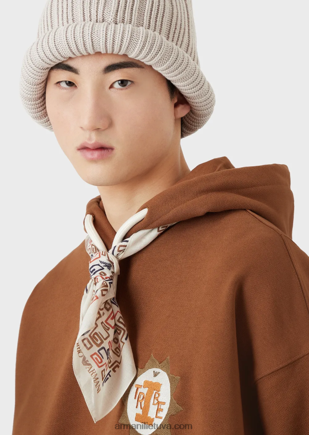 vyrų kupranugaris Armani tvarios kolekcijos megztinis su gobtuvu su lopinėliu iš persikų odos organinės medvilnės 02482X1432