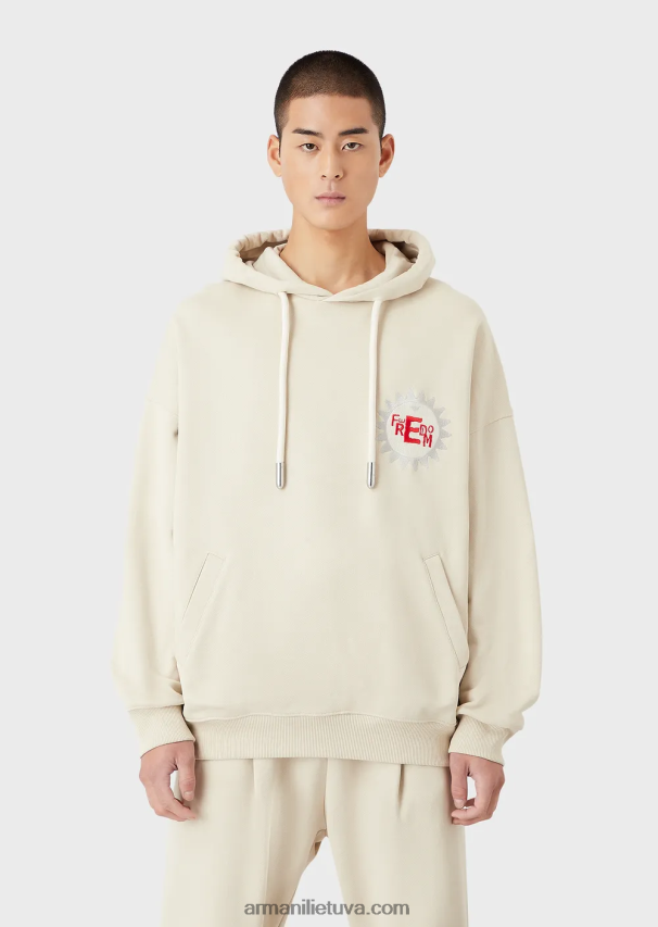 vyrų smėlio spalvos Armani tvarios kolekcijos megztinis su gobtuvu su lopinėliu iš persikų odos organinės medvilnės 02482X1433