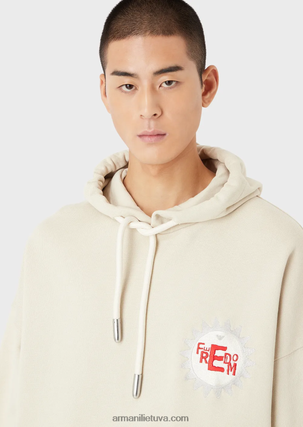 vyrų smėlio spalvos Armani tvarios kolekcijos megztinis su gobtuvu su lopinėliu iš persikų odos organinės medvilnės 02482X1433