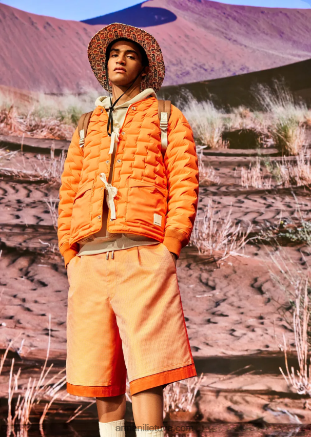 vyrų smėlio spalvos Armani tvarios kolekcijos megztinis su gobtuvu su lopinėliu iš persikų odos organinės medvilnės 02482X1433