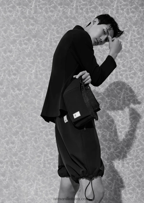 vyrų juodas Armani Travel essentials vandeniui atstumiantis dvipusis tamprus techninis nailono švarkas su nuimamu vidiniu skydeliu 02482X1015