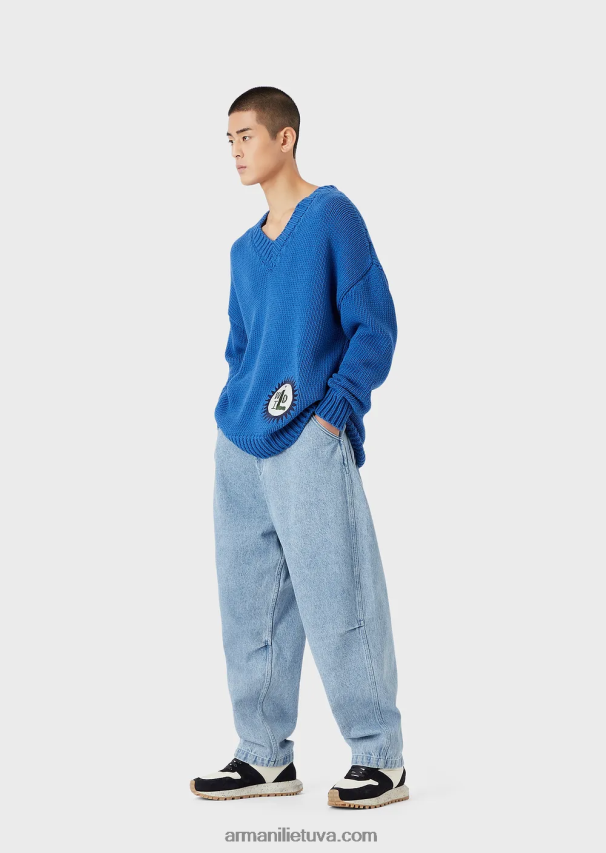 vyrų elektrinė mėlyna Armani tvarios kolekcijos didelio dydžio V formos iškirptės megztinis iš perdirbtos medvilnės mišinio su pleistru 02482X1258