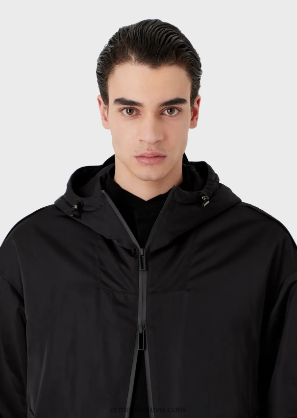 vyrų juodas Armani Vandenį atstumianti palaidinė su gobtuvu su visiškai užtrauktuku iš perdirbto nailono su logotipo juosta 02482X1323