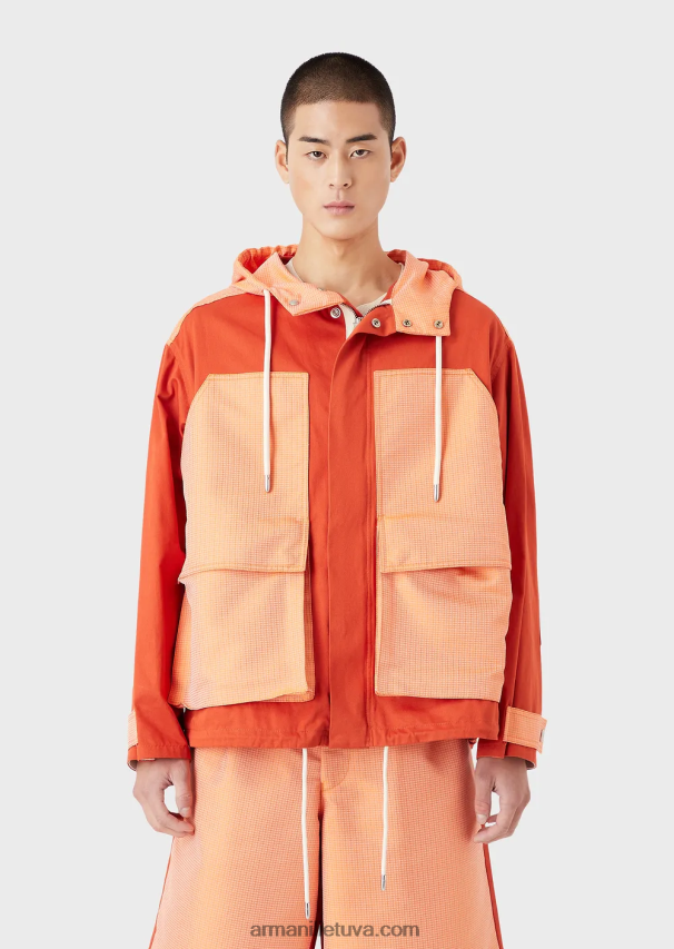 vyrų raudona Armani tvarios kolekcijos ekologiškas ruoželis ir perdirbta ripstop palaidinė su gobtuvu 02482X1351