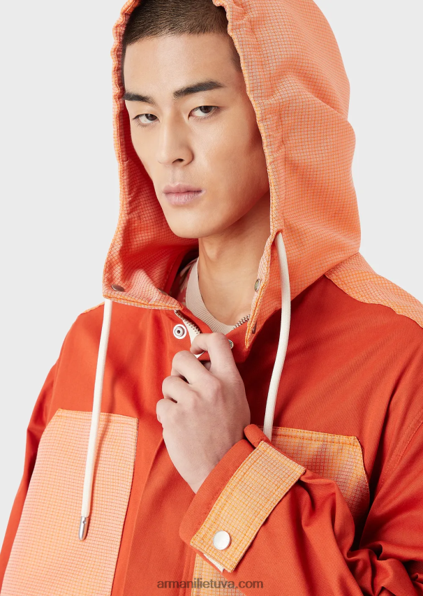 vyrų raudona Armani tvarios kolekcijos ekologiškas ruoželis ir perdirbta ripstop palaidinė su gobtuvu 02482X1351