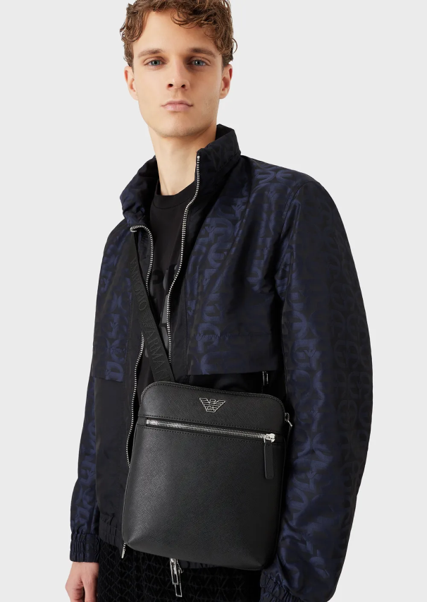 vyrų juodas Armani regeneruotos odos pečių krepšys su erelio paštetu 02482X1974